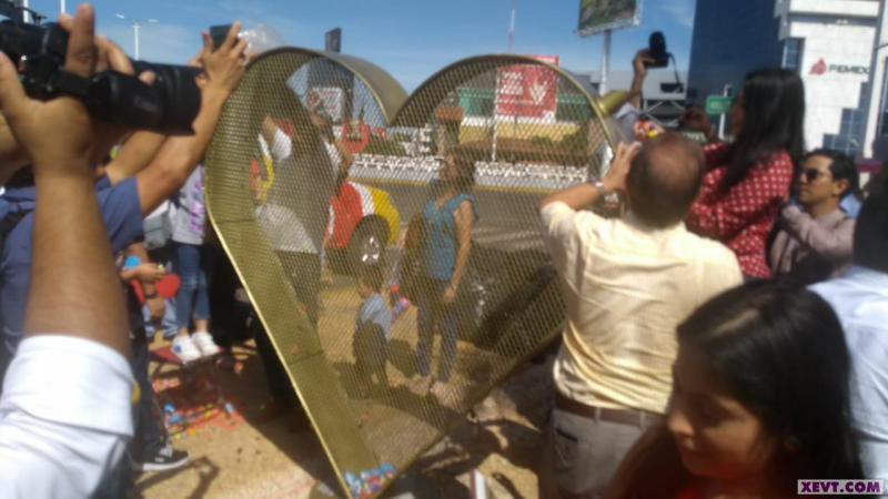 Inauguran Ángeles del Mago Chong-Tall corazón gigante para recibir tapas de plástico a beneficio de niños con cáncer