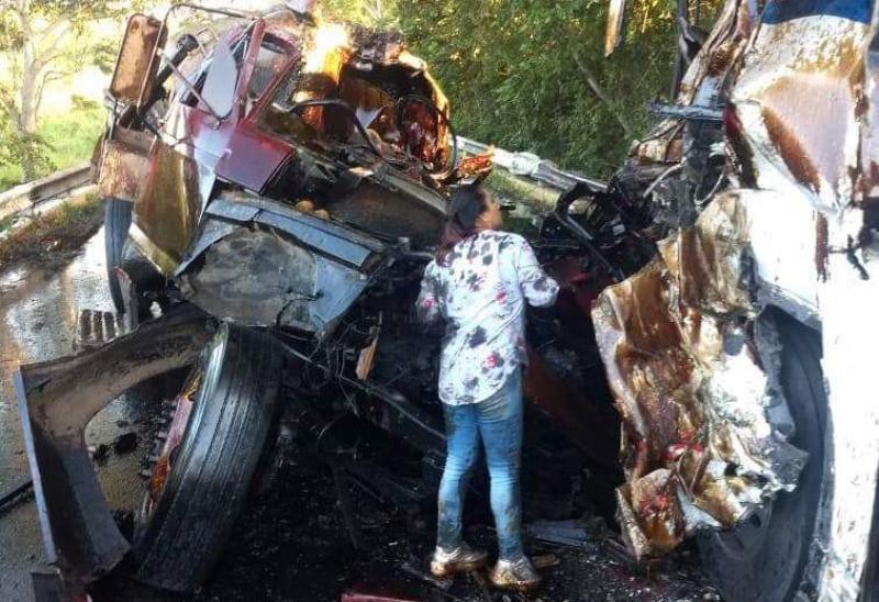 Choca pipa contra camión de pasajeros en la Zapata-Tenosique: deja dos muertos y 10 heridos