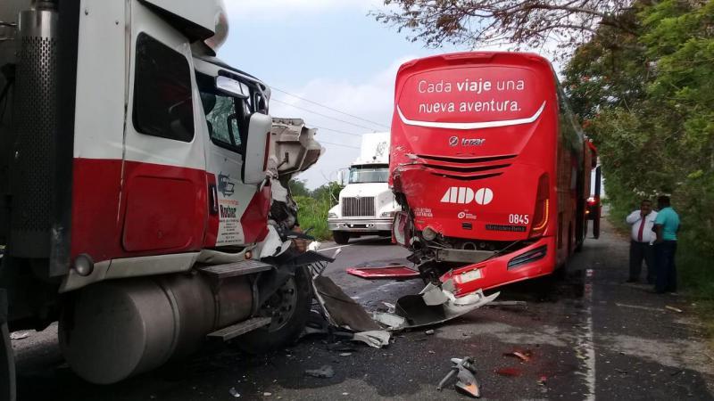 Chocan ADO y tráiler en la Villahermosa-Frontera