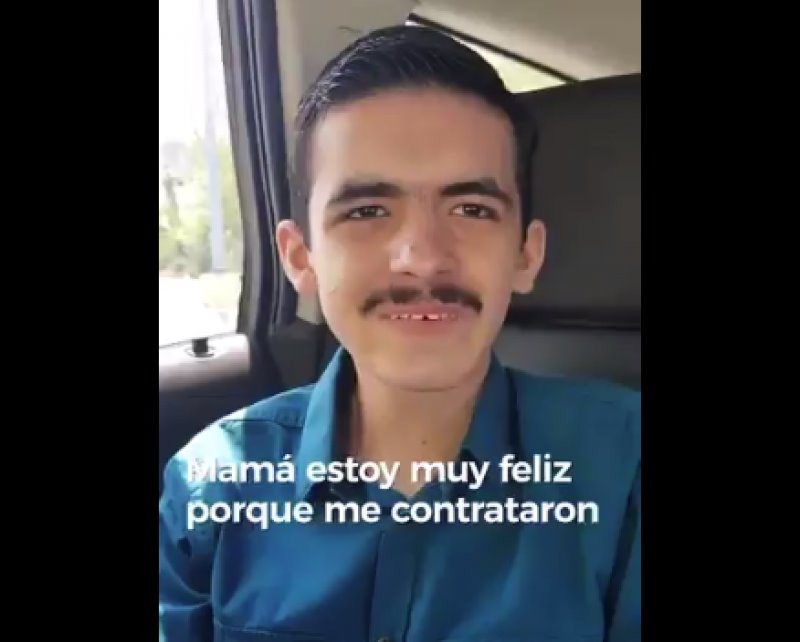 Joven con discapacidad llora tras obtener su primer empleo