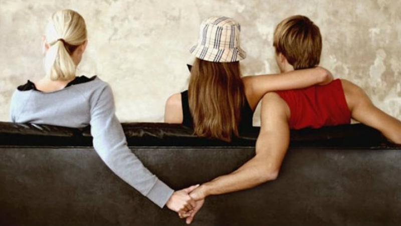 Las amantes ocultas que luego son descubiertas Las amantes ocultas que luego son descubiertas