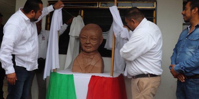 Encargan a creador del busto de Benito Juárez uno de AMLO