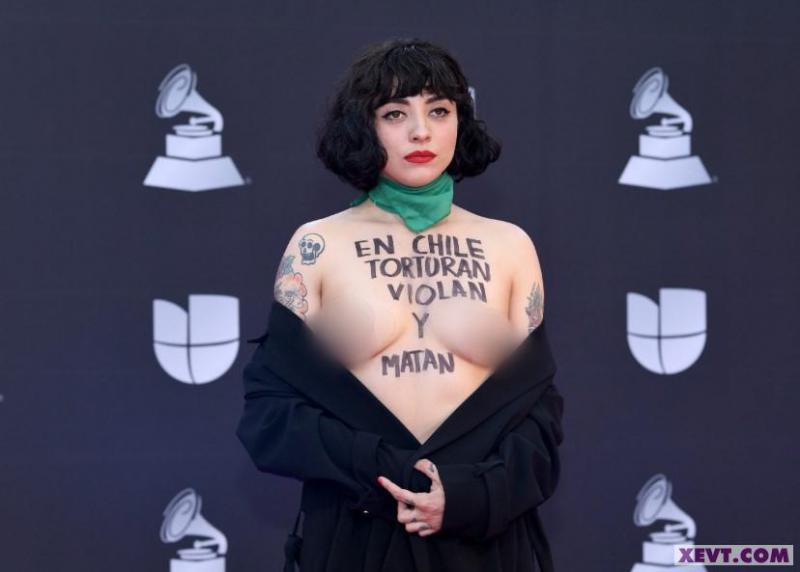 Protesta Mon Laferte en topless por violencia que se vive en Chile