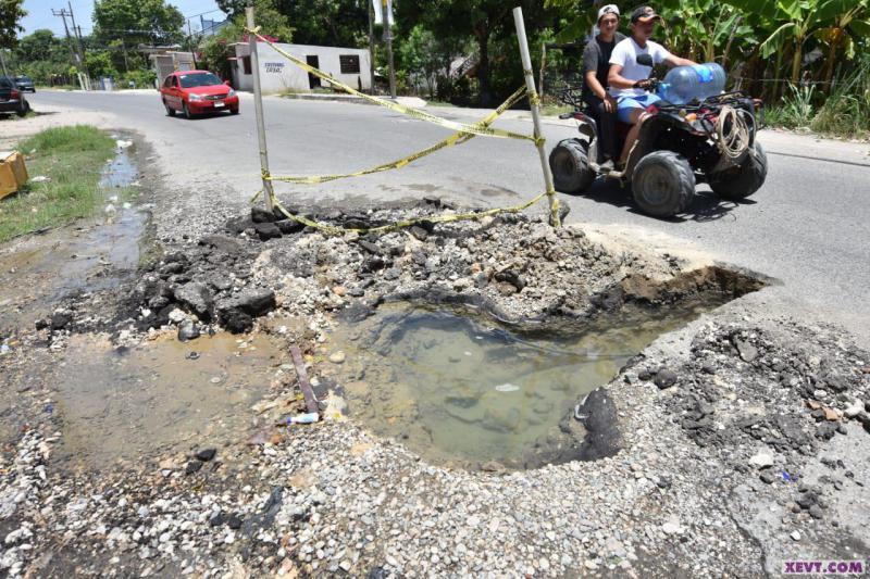 Imagen del Día: Llegaron por una fuga y dejaron un gran hoyo lleno de agua