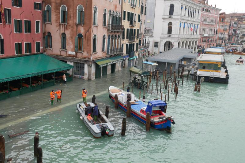 Se inunda Venecia por marea alta: un muerto y daños materiales