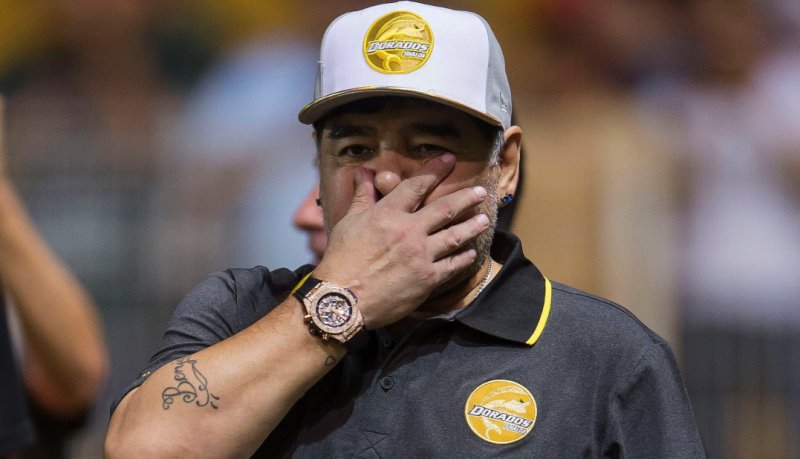 Que gente tonta vea la tv y mire la historia del fútbol responde Maradona a sus críticos