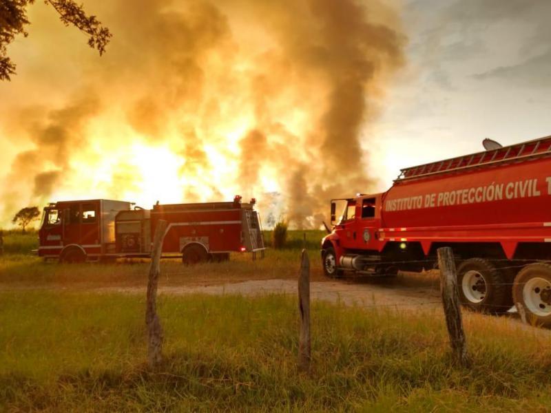 Se registra un incendio cerca de una instalación de Pemex en Huimanguillo