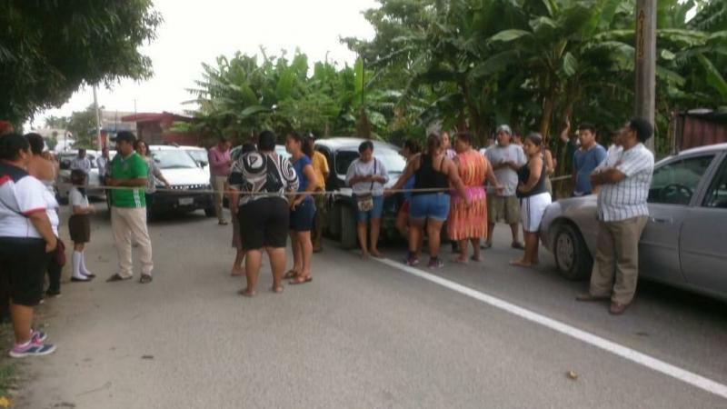 Bloquean entrada de Acachapan y Colmena por falta de agua potable