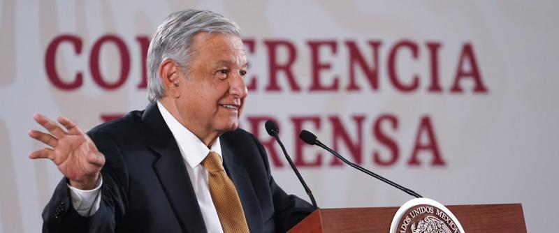 AMLO baja aprobación en encuestas nacionales