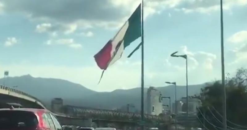 Se desgarra por segunda vez la bandera de México colocada en la glorieta de San Jerónimo