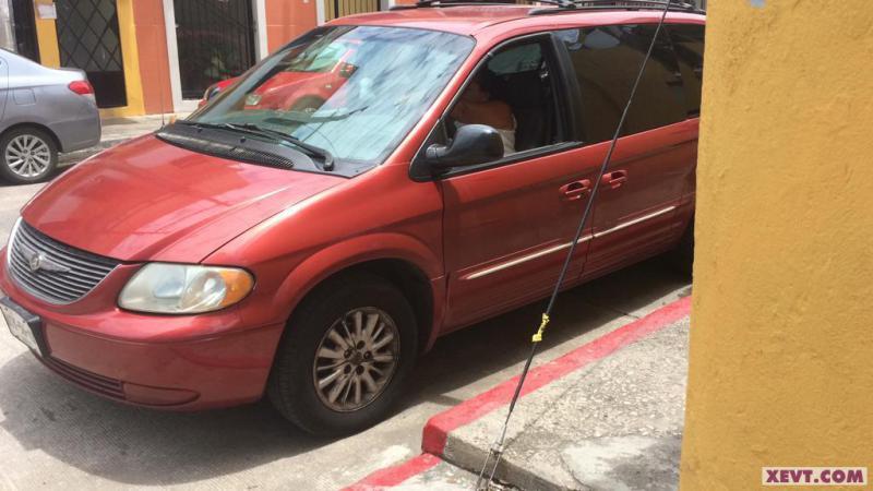 Ni con línea roja automovilistas dejan de estacionarse en las esquinas