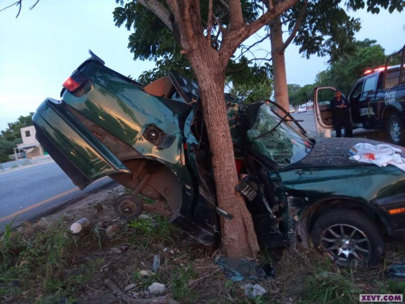 Muere empleado de Ramagas al chocar contra árbol en la Villahermosa-Cárdenas