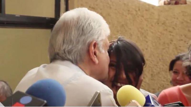 Reportera califica de inapropiado beso de AMLO