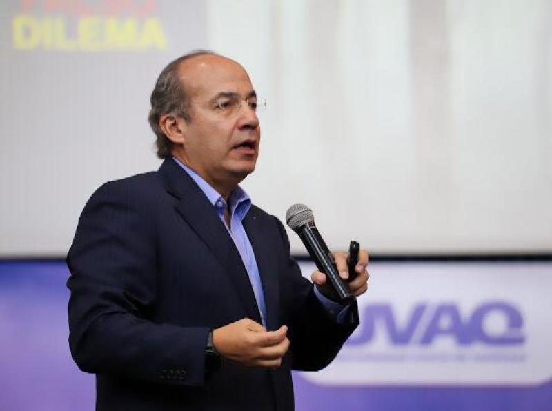 Advierte Calderón que la democracia en México está a punto de desaparecer Advierte Calderón que la democracia en México está a punto de desaparecer