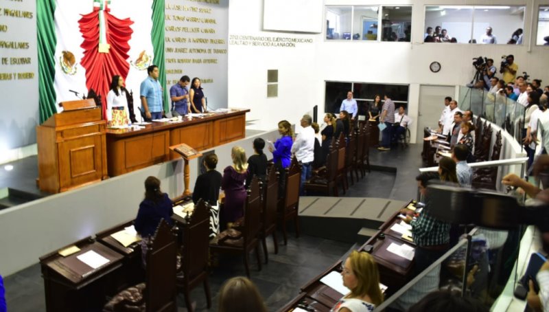 Sigue polémica en Congreso Tabasqueño por atuendos de los diputados