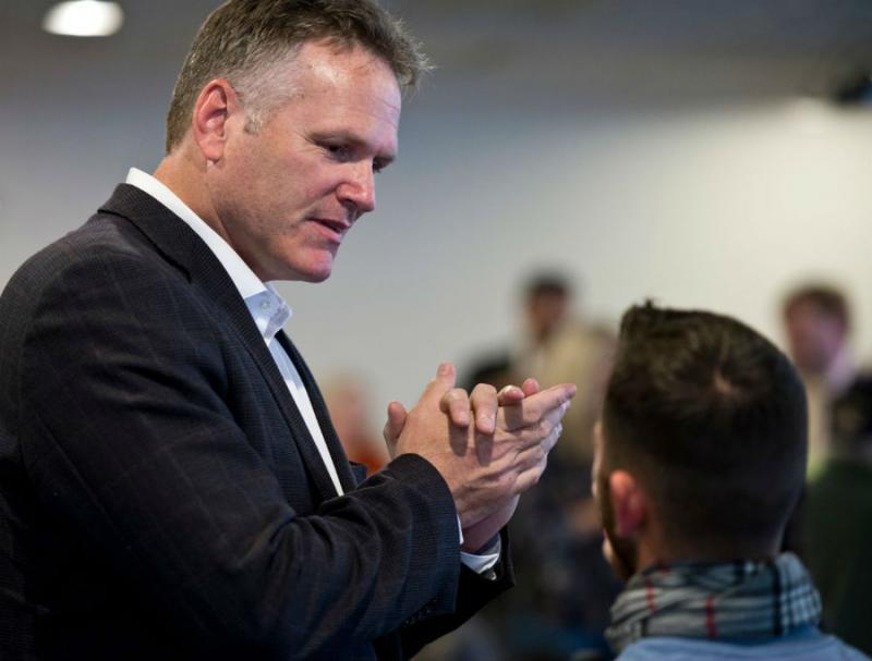 Ofrece gobernador de Alaska ayuda militar para patrullar frontera de Estados Unidos-México