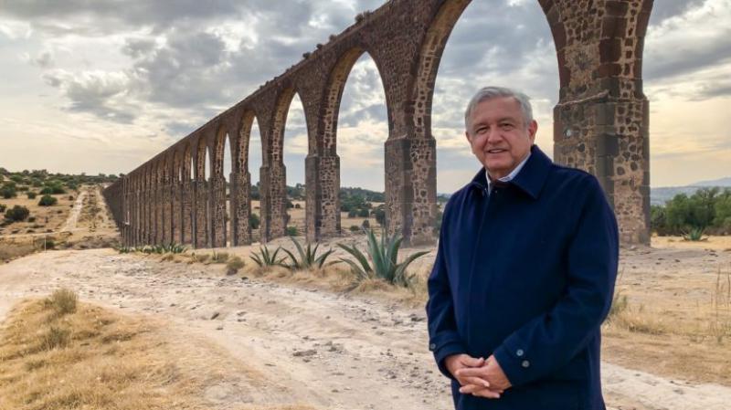 Visita AMLO acueducto de Zempoala y destaca la grandeza cultural de México