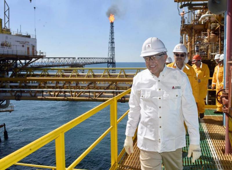 Visita AMLO el campo Cantarell; se compromete a rescatar a PEMEX