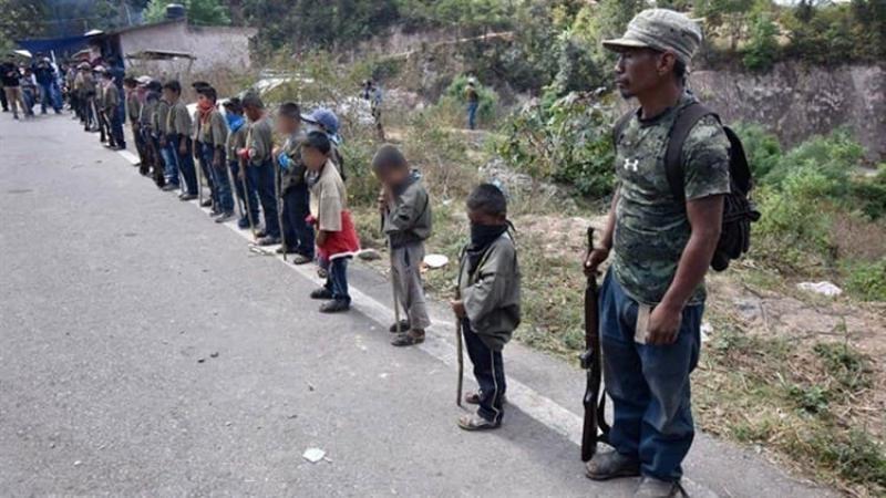 Ejército libera carretera bloqueada por autodefensas en Michoacán