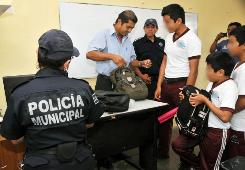 Llama Gobierno a padres de familia a autorizar revisión de mochilas, tras detección de armas en escuelas