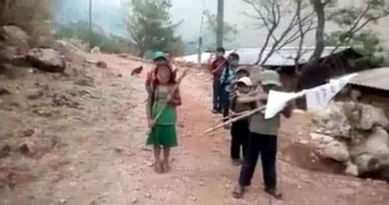 Califica el presidente de vergonzoso que autodefensas de Guerrero armen a niños