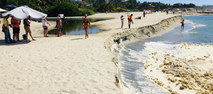 Se da deslizamiento de arena en Playa Marinero en Puerto Escondido, Oaxaca