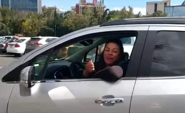 Por insultar al encargado de un estacionamiento Exhiben a “Lady hija de general”