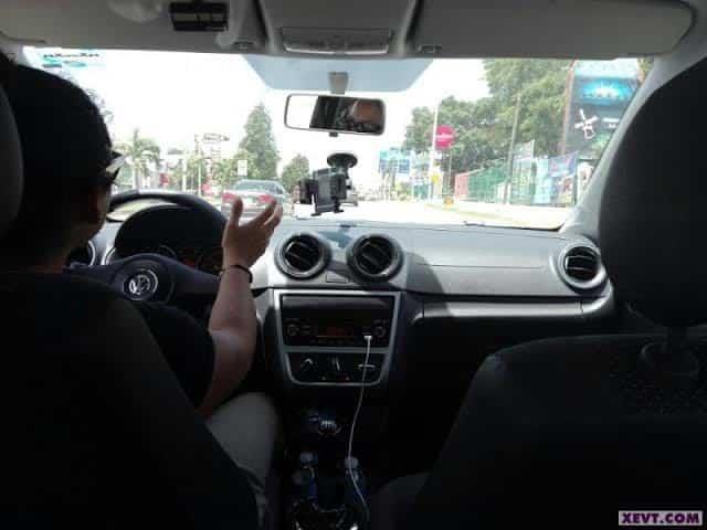 UBER presta un servicio similar al taxi pirata pues no tiene permiso de SEMOVI