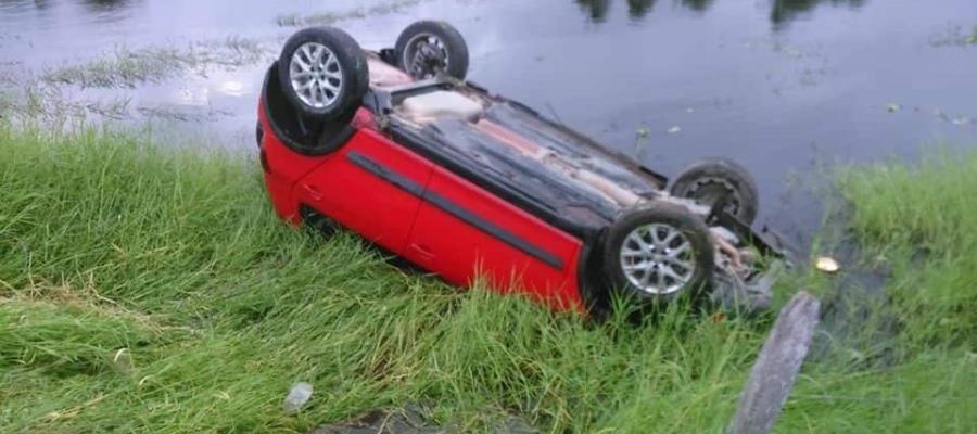 Vuelca auto con dos menores en el interior en la curva ‘El Gallo’, Paraíso