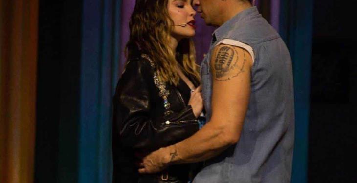 Así luce Belinda en la obra Hoy No Me Puedo Levantar