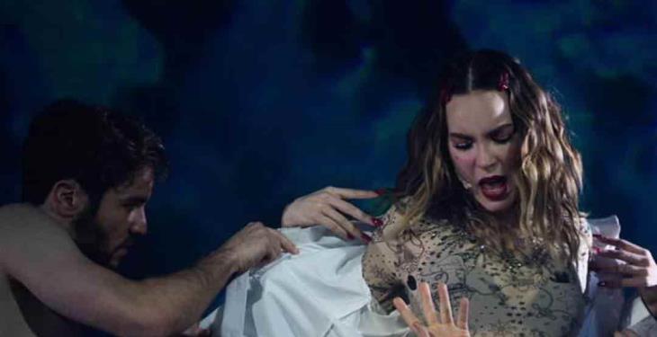 Así luce Belinda en la obra Hoy No Me Puedo Levantar