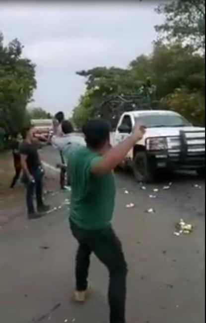 En Michoacán, lanzan huevos a elementos de Guardia Nacional