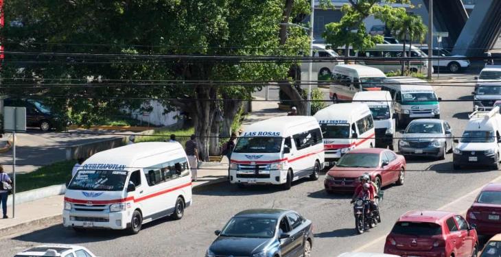 Combis suben y bajan pasaje a metros de la parada designada para ellos