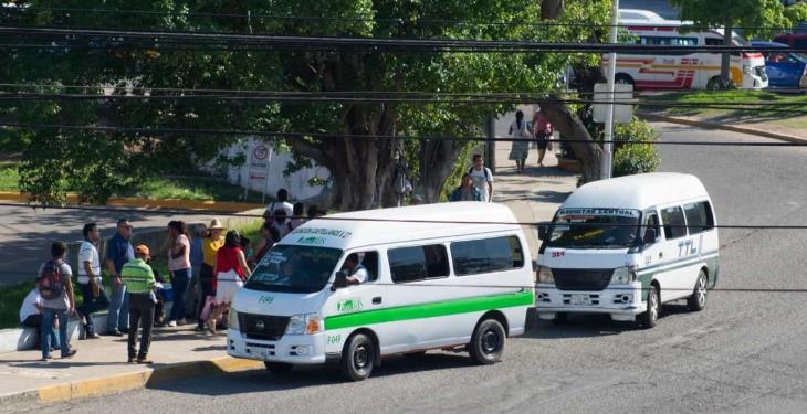 Combis suben y bajan pasaje a metros de la parada designada para ellos