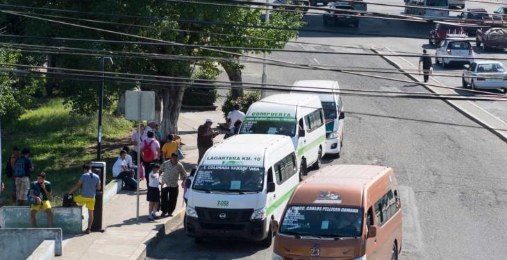 Combis suben y bajan pasaje a metros de la parada designada para ellos