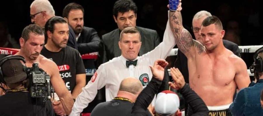 Boxeador de 50 años pierde su título del mundial de la OMB Boxeador de 50 años pierde su título del mundial de la OMB