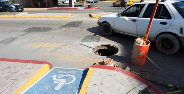 Peligroso registro de luz sin tapa en el centro de Villahermosa Peligroso registro de luz sin tapa en el centro de Villahermosa