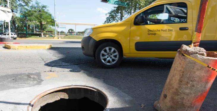 Peligroso registro de luz sin tapa en el centro de Villahermosa Peligroso registro de luz sin tapa en el centro de Villahermosa