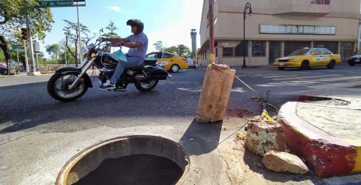 Peligroso registro de luz sin tapa en el centro de Villahermosa Peligroso registro de luz sin tapa en el centro de Villahermosa