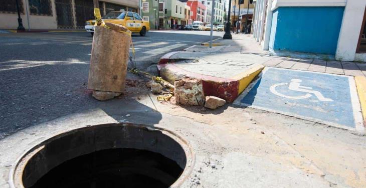 Peligroso registro de luz sin tapa en el centro de Villahermosa Peligroso registro de luz sin tapa en el centro de Villahermosa