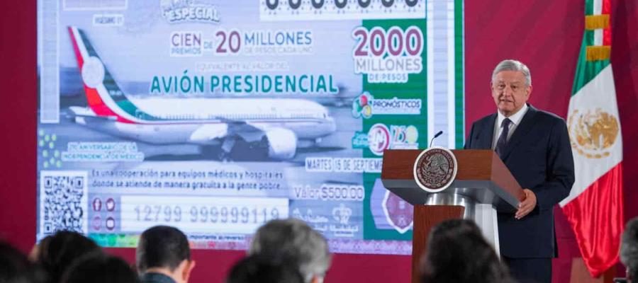 Con cena, busca Obrador convencer a empresarios que vendan 4 millones de cachitos para el sorteo del avión presidencial