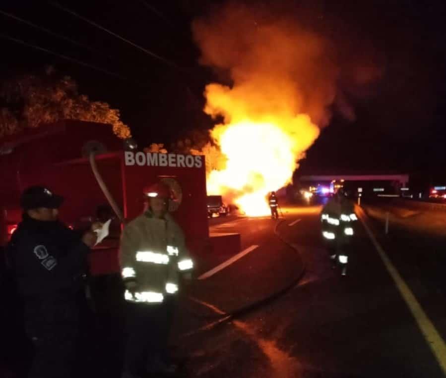 Se incendia tráiler de caja en la Villahermosa-Cárdenas