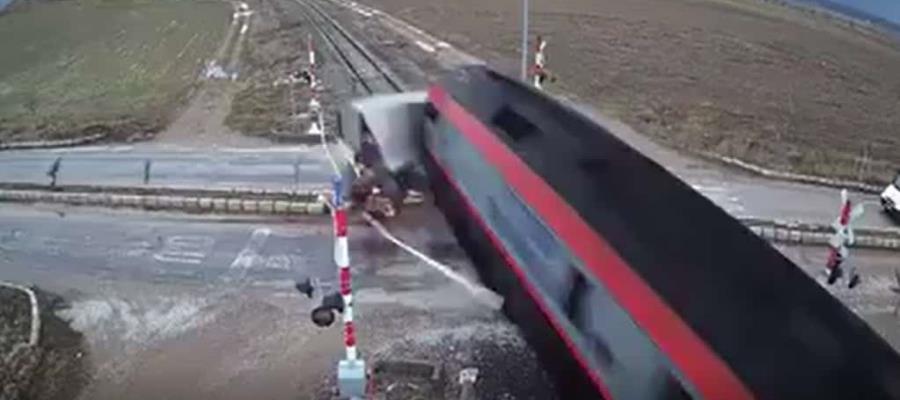 Tren arrolla a un camión que intenta ganarle el paso en Turquía