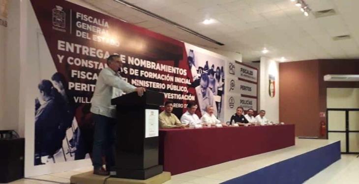 Entregan constancias de formación inicial de Fiscales del ministerio público