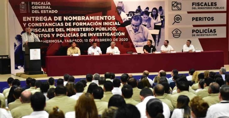 Entregan constancias de formación inicial de Fiscales del ministerio público