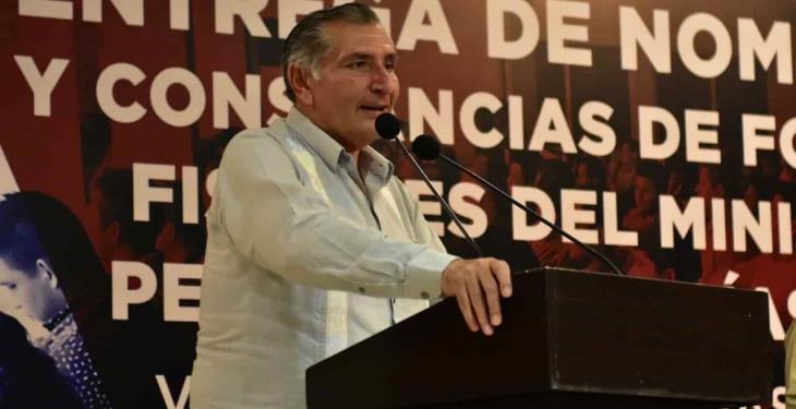 Entregan constancias de formación inicial de Fiscales del ministerio público