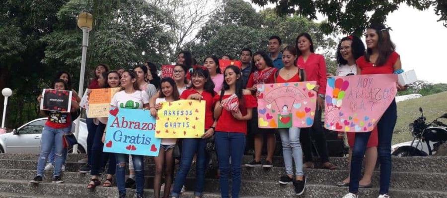 Regalan jóvenes abrazos a visitantes del Tomás Garrido por el Día del Amor y la Amistad Regalan jóvenes abrazos a visitantes del Tomás Garrido por el Día del Amor y la Amistad