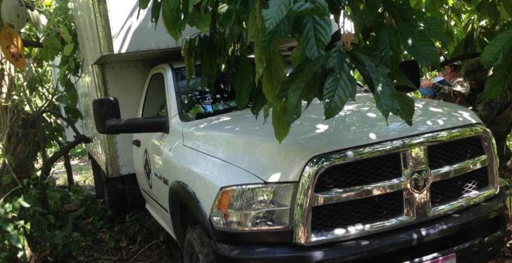 Recupera FGE camioneta robada con más de 3 mil litros de hidrocarburo en Huimanguillo