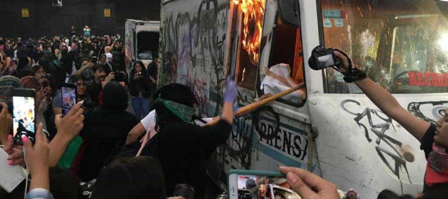 Feministas queman vehículos frente a edificios de periódicos por publicar fotos de Ingrid Escamilla