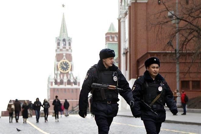 Ataca sujeto con un cuchillo a feligreses en la Catedral de San Nicolás en Moscú
